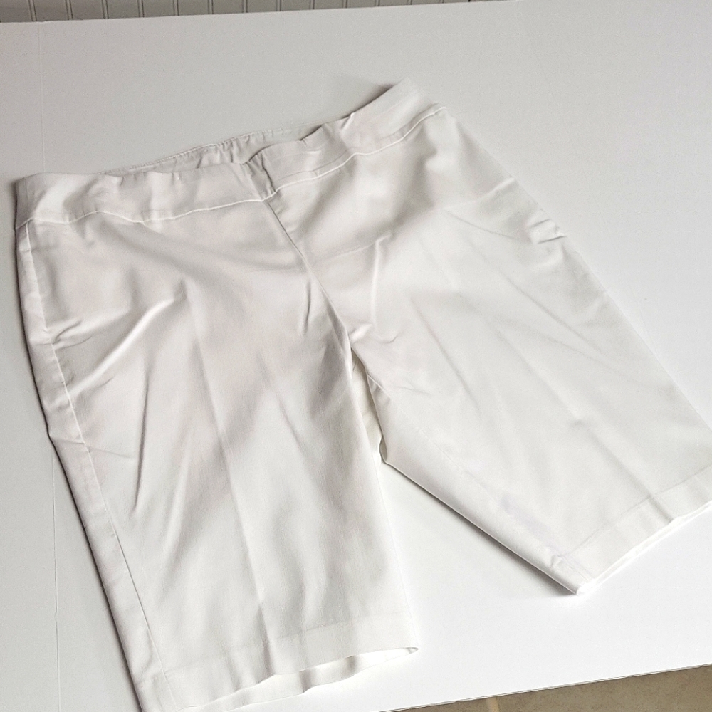 White walking shorts stretch Chicos Size  3.5